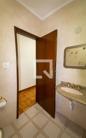 Casa à venda com 180m², 3 quartos e 2 vagas Casa à venda com 180m², 3 quartos e 2 vagasBanheiro Social