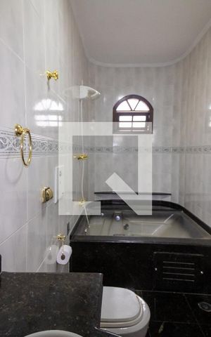Casa à venda com 180m², 3 quartos e 2 vagas Casa à venda com 180m², 3 quartos e 2 vagasSuíte 1 Banheiro
