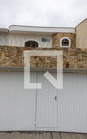 Casa à venda com 180m², 3 quartos e 2 vagas Casa à venda com 180m², 3 quartos e 2 vagasFachada