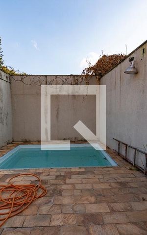 Casa à venda com 360m², 4 quartos e 1 vaga Casa à venda com 360m², 4 quartos e 1 vagaPiscina