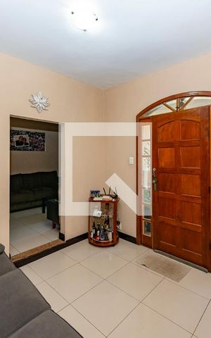 Casa à venda com 360m², 4 quartos e 1 vaga Casa à venda com 360m², 4 quartos e 1 vagaSala