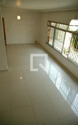 Casa à venda com 250m², 4 quartos e 4 vagasSala