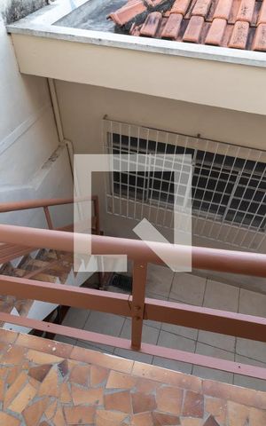 Casa à venda com 141m², 2 quartos e 2 vagasQuarto dos Fundos - Escada