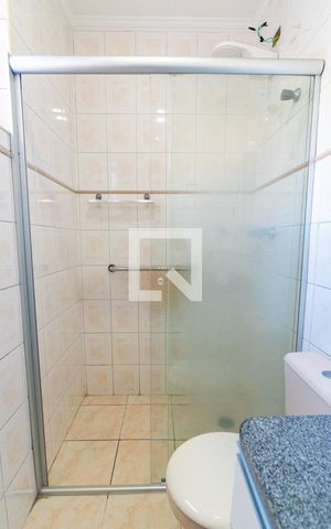 Casa de condomínio à venda com 132m², 3 quartos e 2 vagas Casa de condomínio à venda com 132m², 3 quartos e 2 vagasBanheiro da Suíte Detalhe