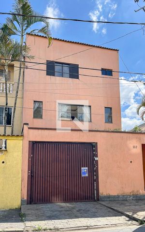 Casa à venda com 343m², 3 quartos e 6 vagasFachada + plaquinha