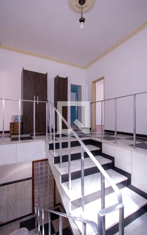 Casa à venda com 220m², 4 quartos e 3 vagas Casa à venda com 220m², 4 quartos e 3 vagasCorredor