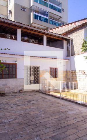 Casa à venda com 220m², 4 quartos e 3 vagas Casa à venda com 220m², 4 quartos e 3 vagasQuintal