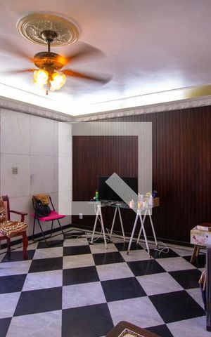 Casa à venda com 220m², 4 quartos e 3 vagas Casa à venda com 220m², 4 quartos e 3 vagasSala