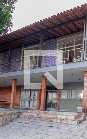 Casa à venda com 1062m², 4 quartos e 8 vagas Casa à venda com 1062m², 4 quartos e 8 vagasFachada