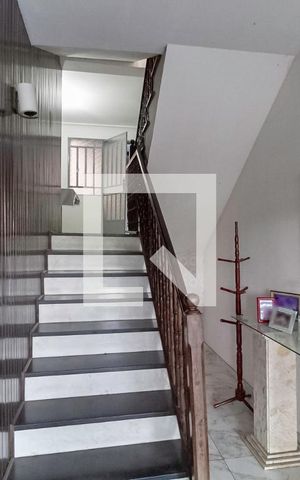 Casa à venda com 1062m², 4 quartos e 8 vagas Casa à venda com 1062m², 4 quartos e 8 vagasEscada
