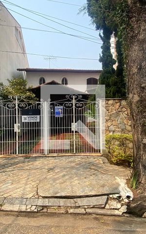 Casa para alugar com 250m², 3 quartos e 4 vagas Casa para alugar com 250m², 3 quartos e 4 vagasFachada