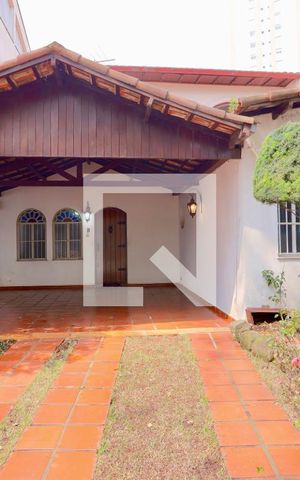 Casa para alugar com 250m², 3 quartos e 4 vagas Casa para alugar com 250m², 3 quartos e 4 vagasFachada