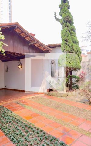Casa para alugar com 250m², 3 quartos e 4 vagas Casa para alugar com 250m², 3 quartos e 4 vagasFachada