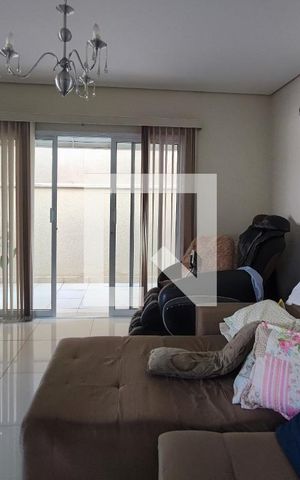 Casa de condomínio à venda com 310m², 5 quartos e 4 vagas Casa de condomínio à venda com 310m², 5 quartos e 4 vagasSala de Estar
