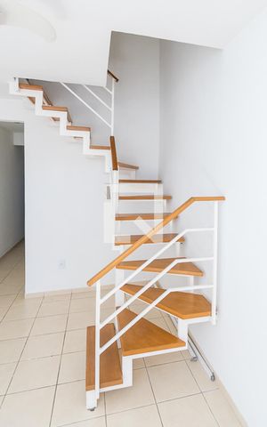 Casa à venda com 130m², 3 quartos e 1 vaga Casa à venda com 130m², 3 quartos e 1 vagaSala - Acesso ao 2º andar