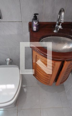 Casa à venda com 240m², 3 quartos e 2 vagasBanheiro da Suíte 1