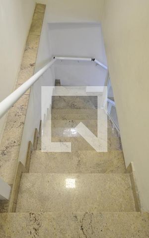 Casa à venda com 240m², 3 quartos e 2 vagasEscada