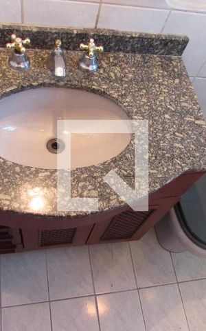 Casa à venda com 165m², 3 quartos e 4 vagasBanheiro da Suíte 1