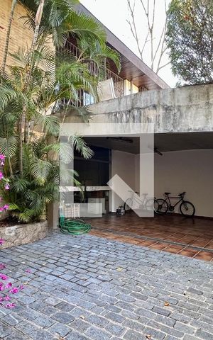 Casa à venda com 592m², 5 quartos e 3 vagas Casa à venda com 592m², 5 quartos e 3 vagasGaragem
