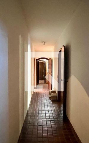 Casa à venda com 592m², 5 quartos e 3 vagas Casa à venda com 592m², 5 quartos e 3 vagasCorredor