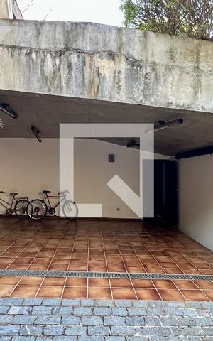 Casa à venda com 592m², 5 quartos e 3 vagas Casa à venda com 592m², 5 quartos e 3 vagasGaragem