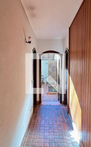 Casa à venda com 592m², 5 quartos e 3 vagas Casa à venda com 592m², 5 quartos e 3 vagasCorredor