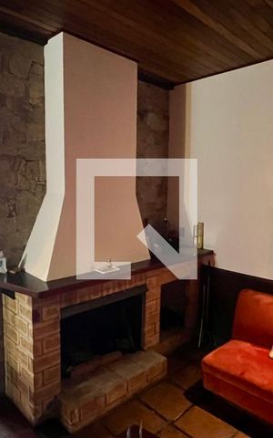 Casa à venda com 592m², 5 quartos e 3 vagas Casa à venda com 592m², 5 quartos e 3 vagasLareira