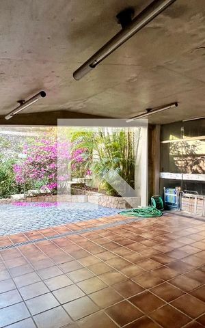 Casa à venda com 592m², 5 quartos e 3 vagas Casa à venda com 592m², 5 quartos e 3 vagasGaragem