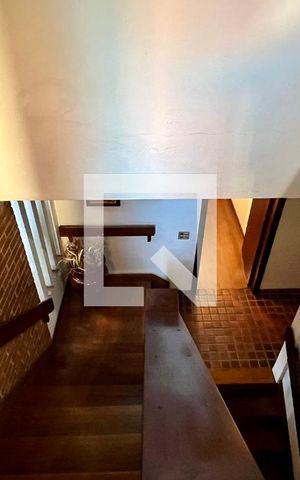 Casa à venda com 592m², 5 quartos e 3 vagas Casa à venda com 592m², 5 quartos e 3 vagasEscada
