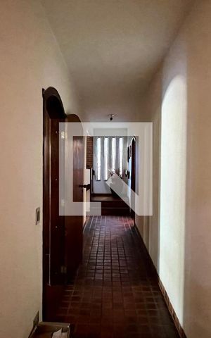 Casa à venda com 592m², 5 quartos e 3 vagas Casa à venda com 592m², 5 quartos e 3 vagasCorredor