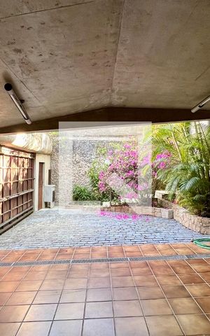 Casa à venda com 592m², 5 quartos e 3 vagas Casa à venda com 592m², 5 quartos e 3 vagasGaragem