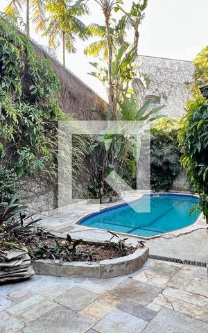 Casa à venda com 592m², 5 quartos e 3 vagas Casa à venda com 592m², 5 quartos e 3 vagasÁrea comum