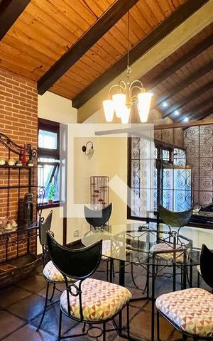 Casa à venda com 592m², 5 quartos e 3 vagas Casa à venda com 592m², 5 quartos e 3 vagasSala de Jantar