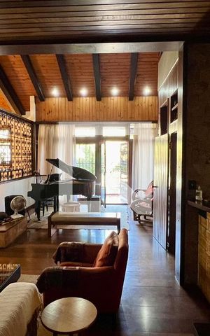 Casa à venda com 592m², 5 quartos e 3 vagas Casa à venda com 592m², 5 quartos e 3 vagasSala de estar