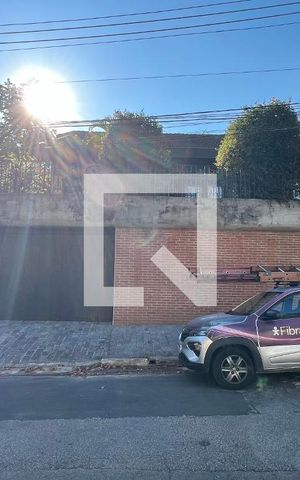 Casa à venda com 592m², 5 quartos e 3 vagas Casa à venda com 592m², 5 quartos e 3 vagasFachada