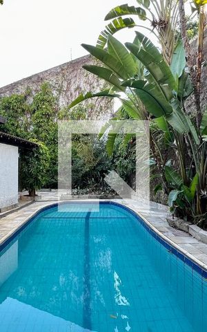 Casa à venda com 592m², 5 quartos e 3 vagas Casa à venda com 592m², 5 quartos e 3 vagasPiscina
