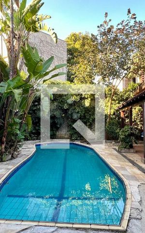Casa à venda com 592m², 5 quartos e 3 vagas Casa à venda com 592m², 5 quartos e 3 vagasPiscina