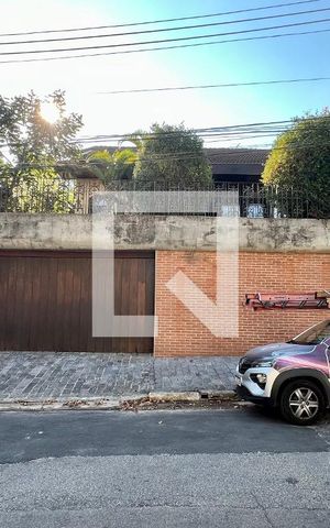 Casa à venda com 592m², 5 quartos e 3 vagas Casa à venda com 592m², 5 quartos e 3 vagasFachada