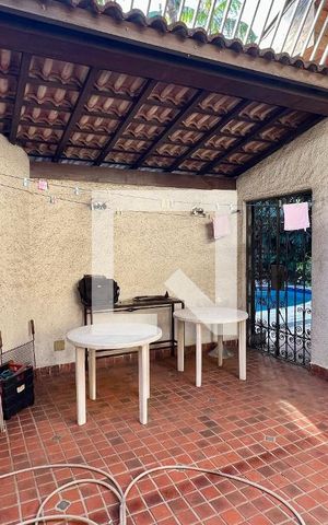 Casa à venda com 592m², 5 quartos e 3 vagas Casa à venda com 592m², 5 quartos e 3 vagasÁrea comum