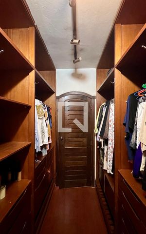 Casa à venda com 592m², 5 quartos e 3 vagas Casa à venda com 592m², 5 quartos e 3 vagasCloset da suíte 1