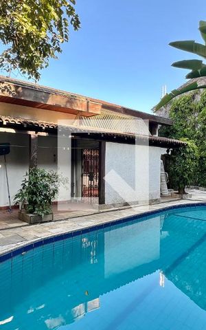 Casa à venda com 592m², 5 quartos e 3 vagas Casa à venda com 592m², 5 quartos e 3 vagasPiscina