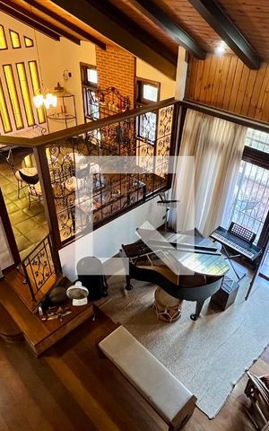 Casa à venda com 592m², 5 quartos e 3 vagas Casa à venda com 592m², 5 quartos e 3 vagasVista da sala