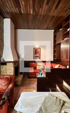 Casa à venda com 592m², 5 quartos e 3 vagas Casa à venda com 592m², 5 quartos e 3 vagasSala de estar