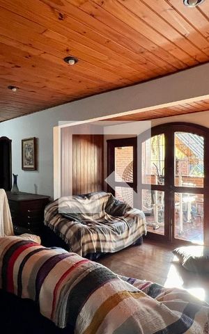 Casa à venda com 592m², 5 quartos e 3 vagas Casa à venda com 592m², 5 quartos e 3 vagasSala de TV