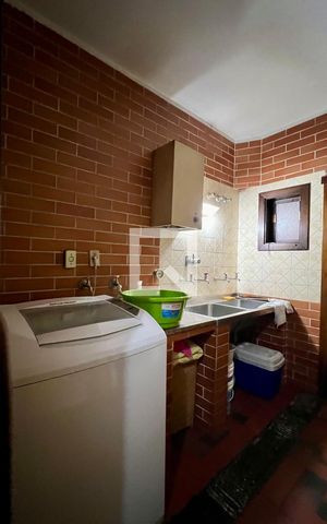 Casa à venda com 592m², 5 quartos e 3 vagas Casa à venda com 592m², 5 quartos e 3 vagasÁrea de Serviço