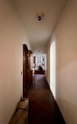 Casa à venda com 592m², 5 quartos e 3 vagas Casa à venda com 592m², 5 quartos e 3 vagasCorredor