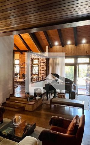 Casa à venda com 592m², 5 quartos e 3 vagas Casa à venda com 592m², 5 quartos e 3 vagasSala de estar