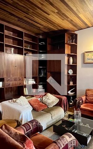 Casa à venda com 592m², 5 quartos e 3 vagas Casa à venda com 592m², 5 quartos e 3 vagasSala de estar