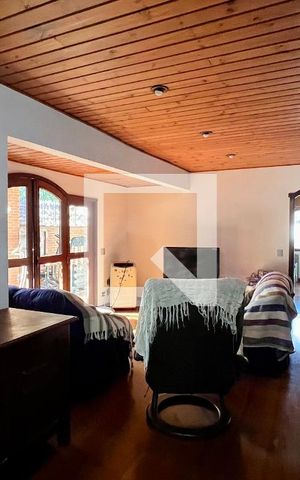 Casa à venda com 592m², 5 quartos e 3 vagas Casa à venda com 592m², 5 quartos e 3 vagasSala de TV