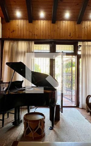 Casa à venda com 592m², 5 quartos e 3 vagas Casa à venda com 592m², 5 quartos e 3 vagasSala